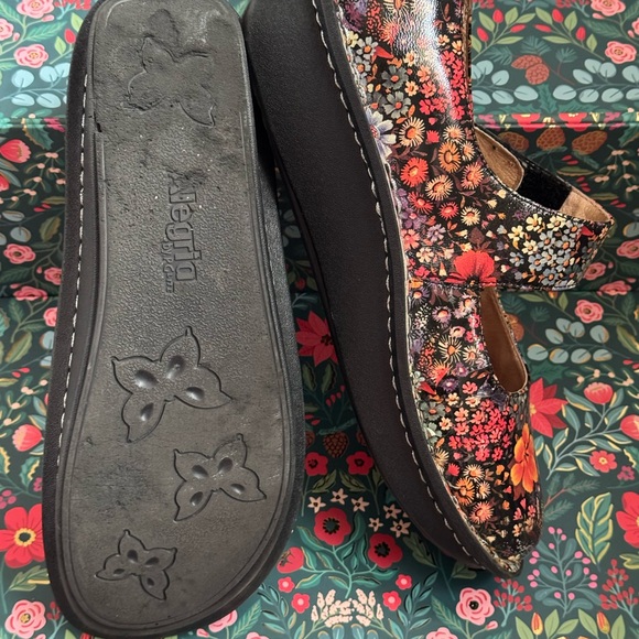 Gorgeous Floral Mary Janes - Picture 2 of 5